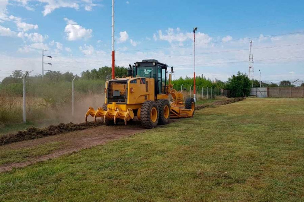 Comenzaron las obras para la cancha de sint&eacute;tico.