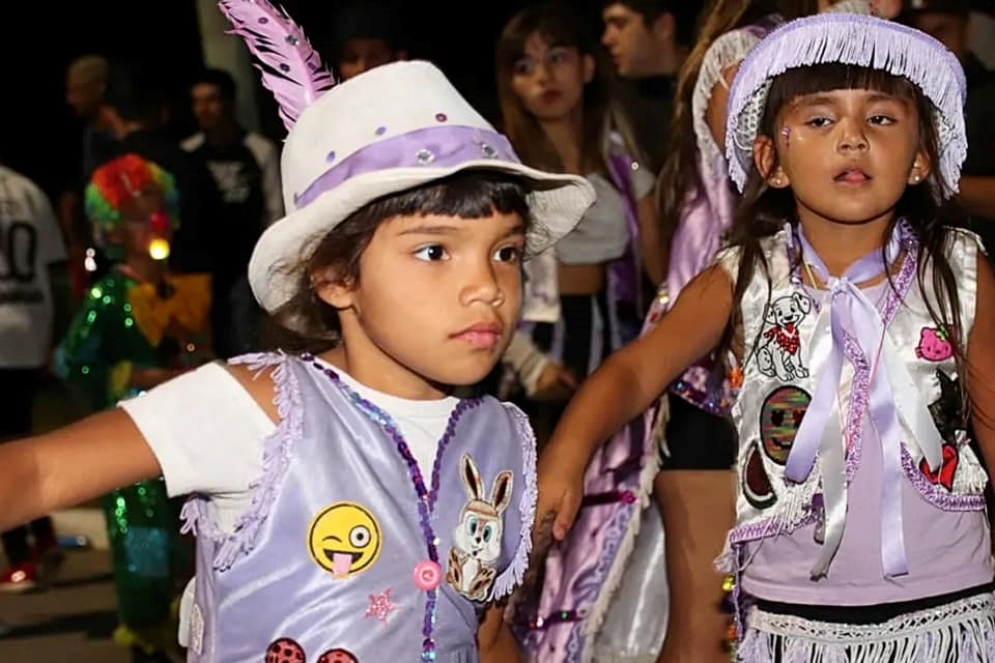 Las "minimurgueras" de Los Rebuscados de M&aacute;ximo Paz, desfilando en la primera noche.