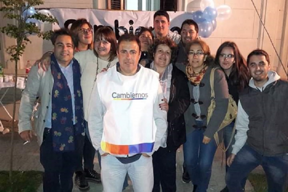 Duhalde, Torrilla e Iturmendi, junto a otros militantes de Cambiemos durante la campa&ntilde;a de 2017. 