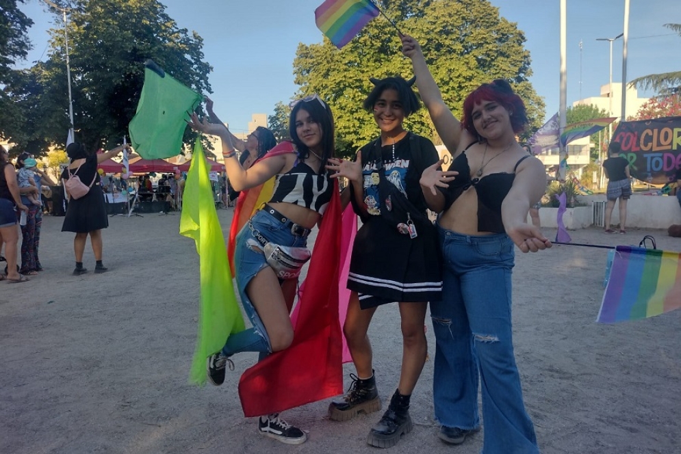 La mayor&iacute;a de los presentes apostaron por indumentaria con los colores de la diversidad. 