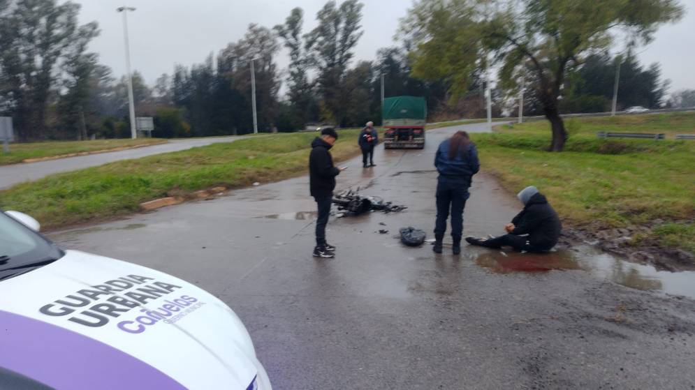 La calzada mojada podr&iacute;a haber sido un causal del accidente. 