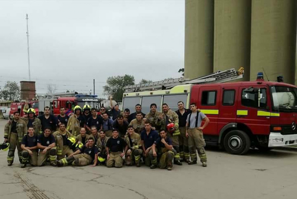 El cuerpo de bomberos con el Molino Ca&ntilde;uelas de fondo.