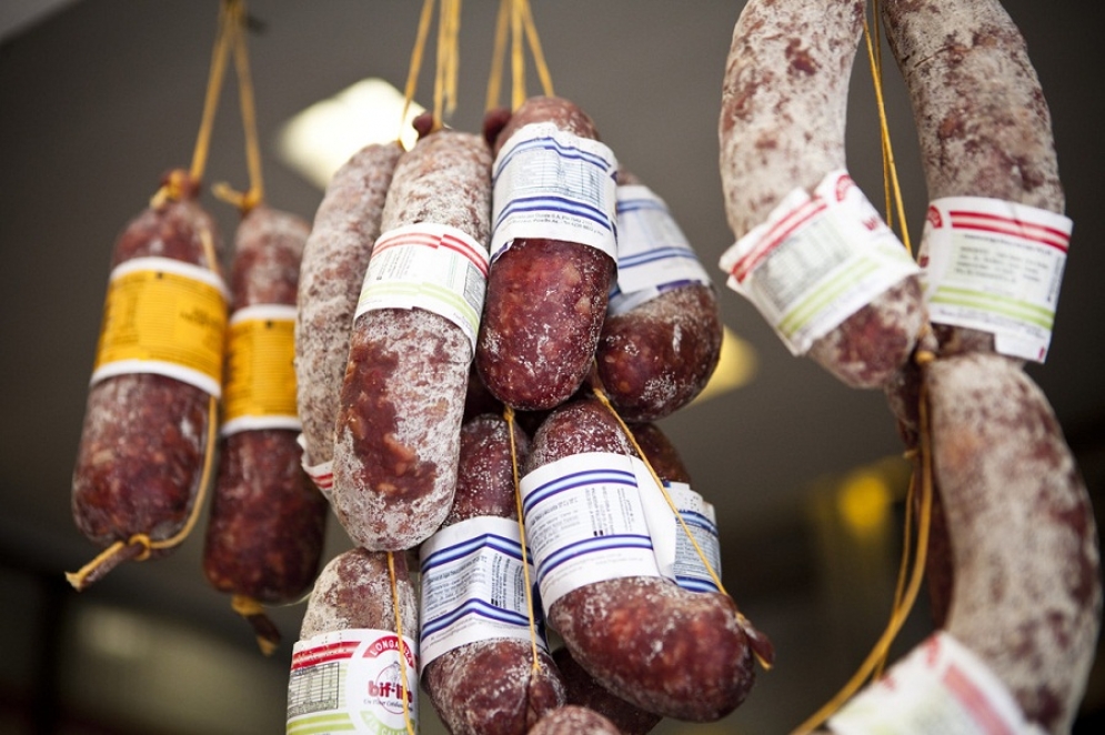 "Evitar el consumo de chacinados y embutidos devenidos del cerdos".