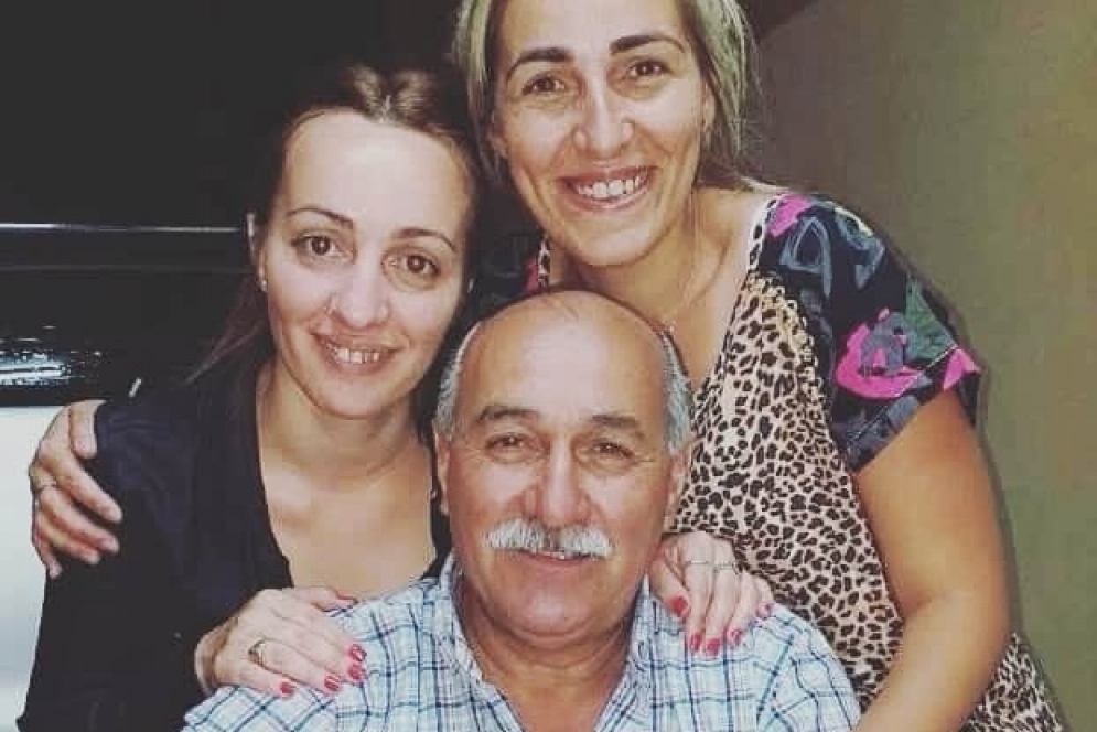 "Gardelito" junto a sus hijas.