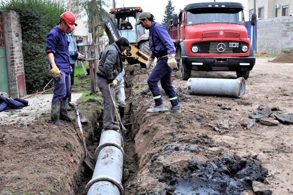 Los municipales realizando el entubando 