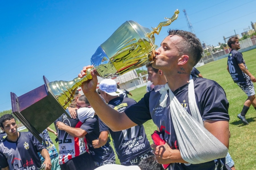El goleador, "Kote" Barros. Ph: Adri&aacute;n Monod.