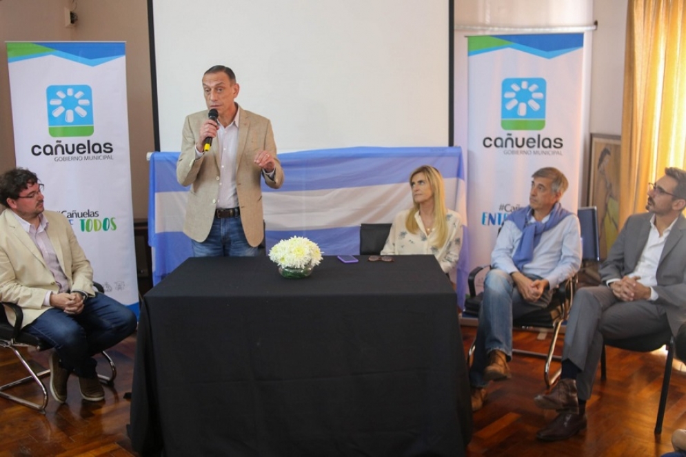 El intendente Arrieta tom&oacute; la palabra durante el acto. 