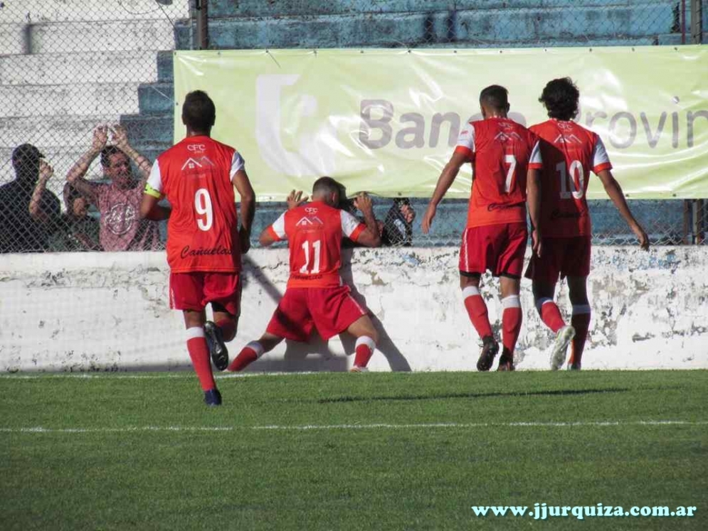 Los jugadores de Ca&ntilde;uelas festejando uno de sus goles frente a JJ Urquiza.