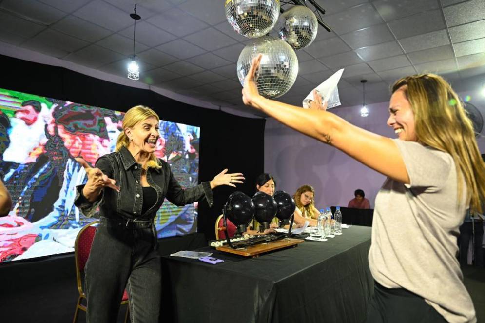 La intendenta Marisa Fassi y la emoci&oacute;n de una premiada. El sue&ntilde;o de la casa propia es posible.