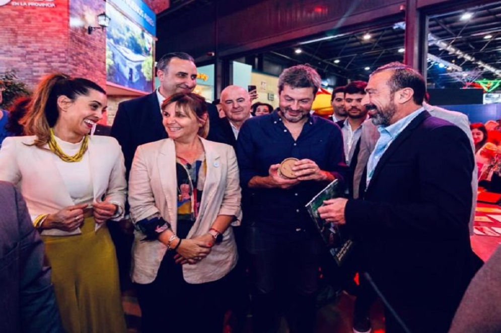 Funcionarios nacionales y provinciales visitaron el stand de Ca&ntilde;uelas.