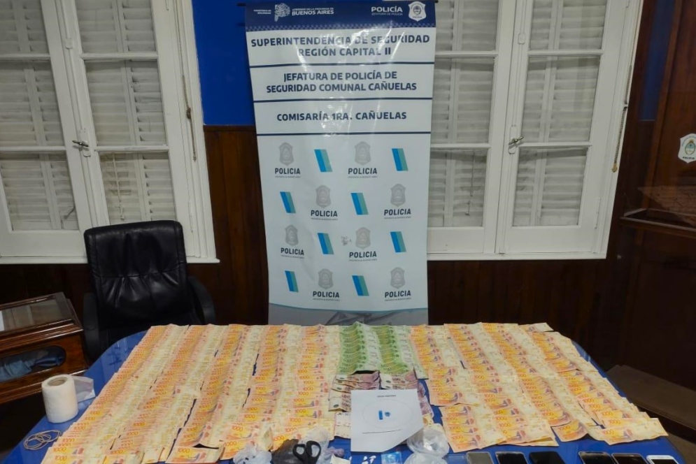 La polic&iacute;a incaut&oacute; un "piloncito" de billetes naranjas.