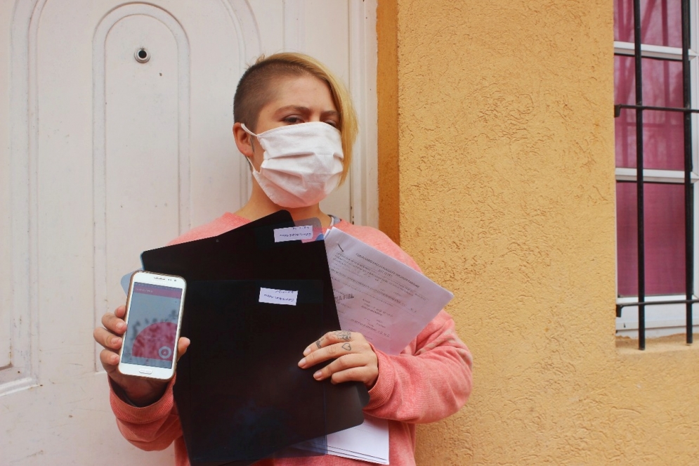 Macarena exhibiendo las tomografias, la denuncia y el bot&oacute;n antip&aacute;nico.