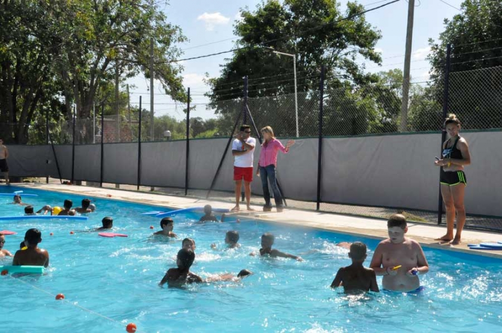La Jefa de Gabinete, Marisa Fassi, visit&oacute; la pileta del barrio Libertad. 