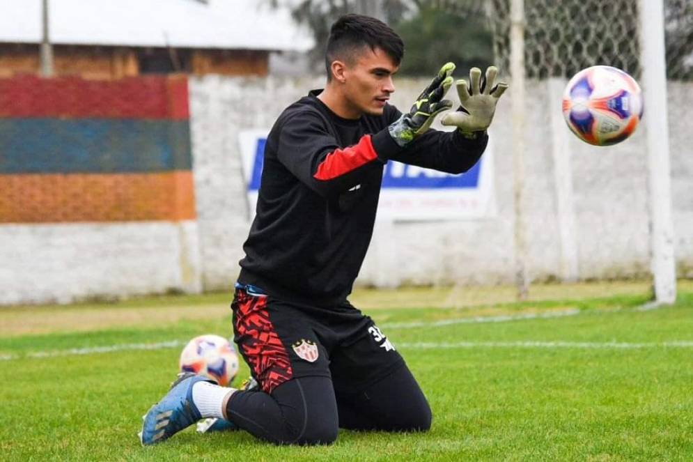 El arquero, due&ntilde;o de la pelota. Ph: prensa CFC.