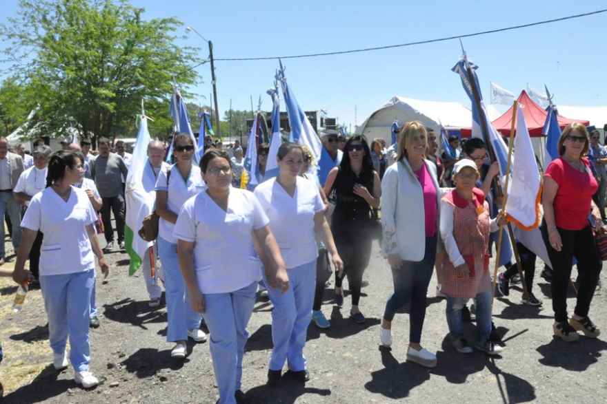 La comitiva camina rumbo al corte de cintas para la inauguraci&oacute;n.