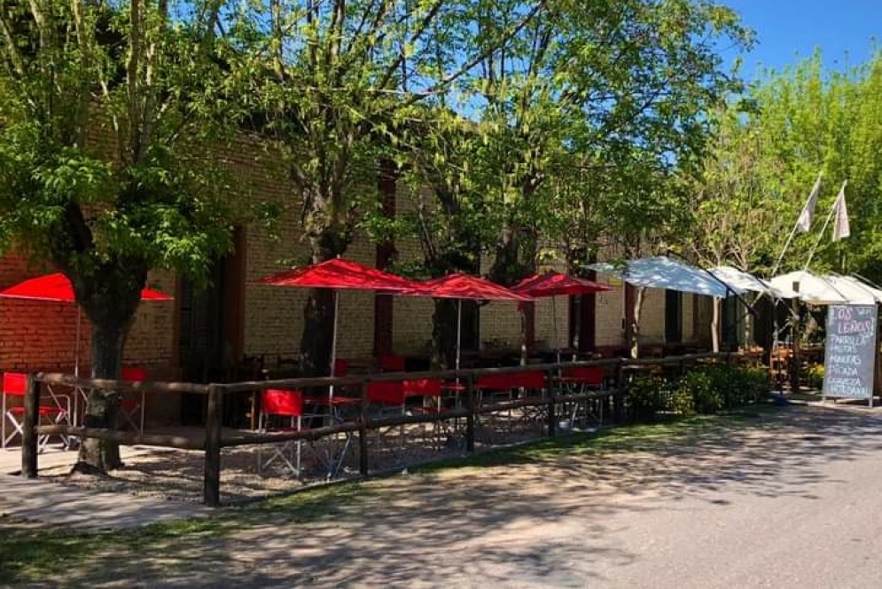 Con protocolos de distanciamiento, habr&aacute; mesas adentro y afuera. 