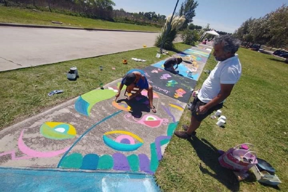 Se trabaja sobre 26 baldosas, es en reconocimiento al personal que trabaj&oacute; durante la pandemia.