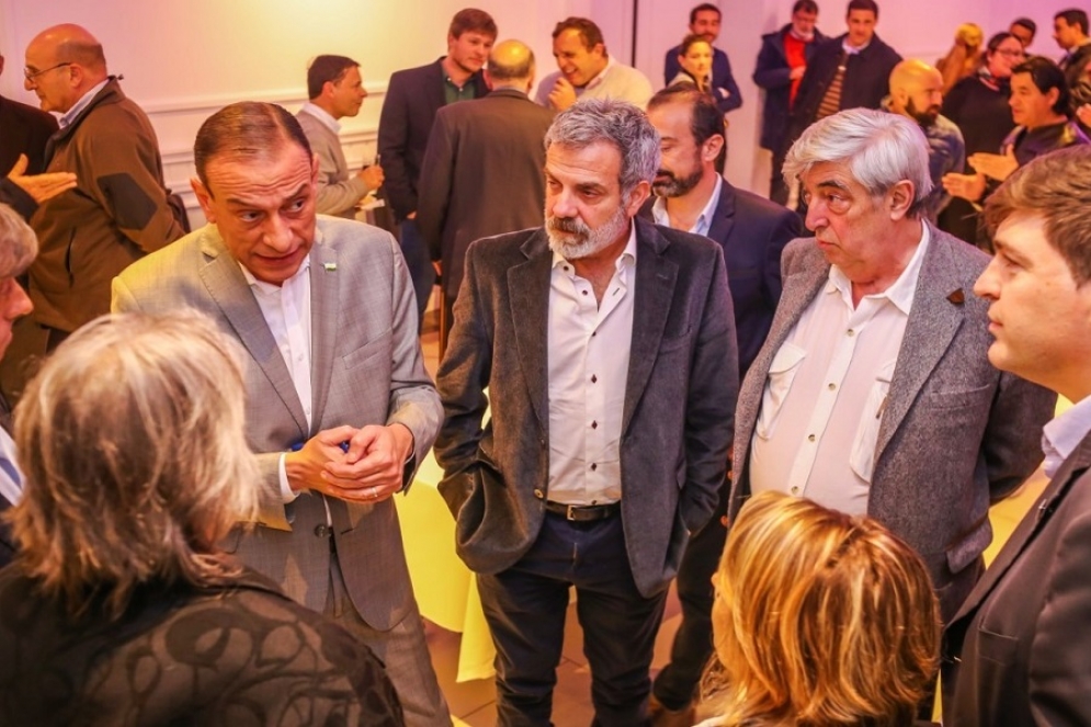 Arrieta en el medio de una charla con empresarios. 