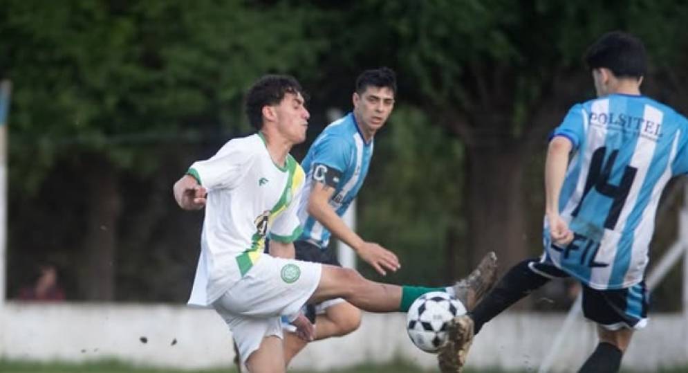 Se jug&oacute; luz artificial en la cancha del "Lobito". Ph: La Huella.