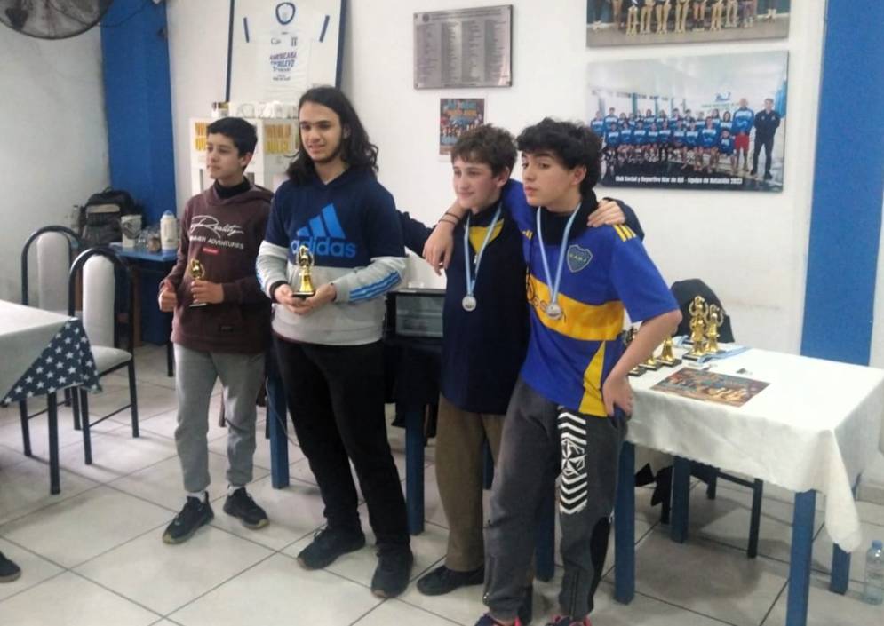 Del Valle -primero desde la izquierda- fue el mejor del Prix Infanto Juvenil. 