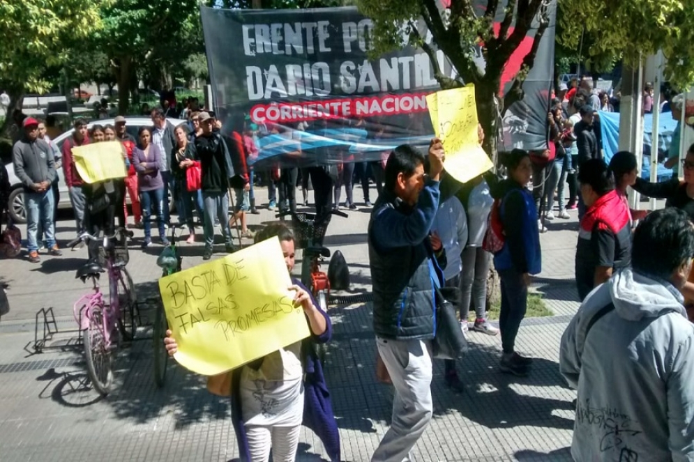 M&aacute;s de 100 personas se manifestaron en la esquina del municipio