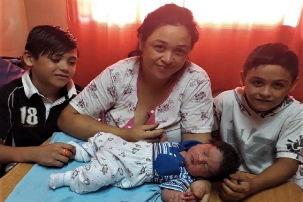 Natalia con su beb&eacute; reci&eacute;n nacido. 