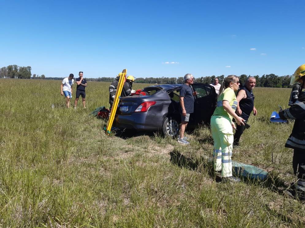 El Nissan cruz&oacute; el tejido y qued&oacute; en el interior de un campo. 