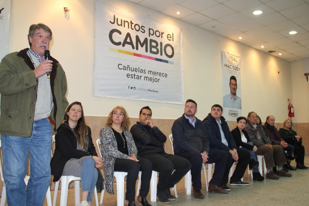 Sulpis durante su discurso ante la atenta mirada de los otros dirigentes de Juntos por el Cambio. 