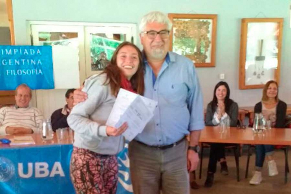 Lara Odessky recibiendo su diploma.