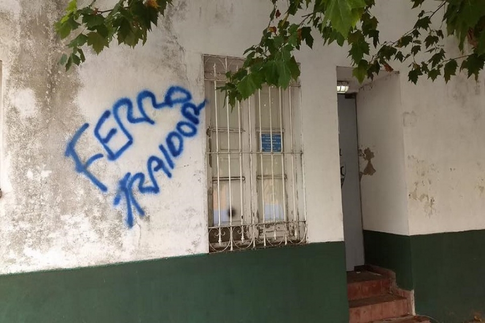 Las pintadas en la sede ubicada sobre Av. Libertad. 
