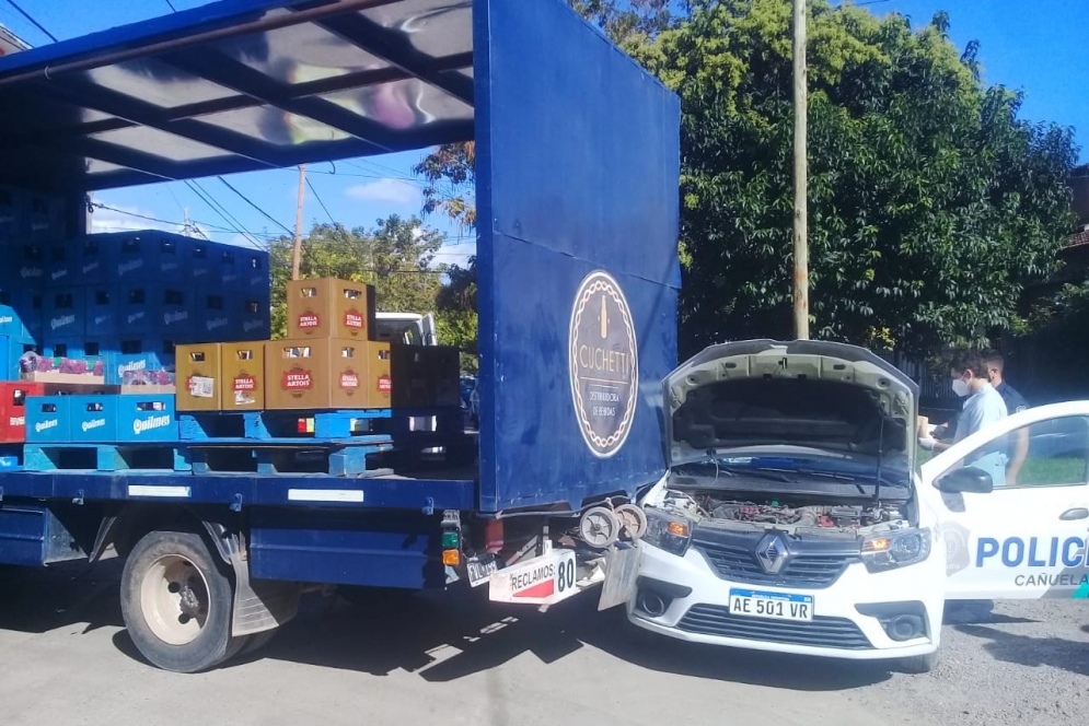 El patrullero y el cami&oacute;n involucrados en el siniestro.