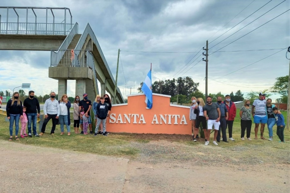 El cartel se ubica en la entrada al barrio del corredor de Ruta 3.