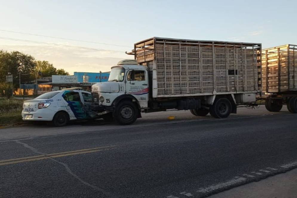 El Renault Logan fue embestido en el lateral derecho.