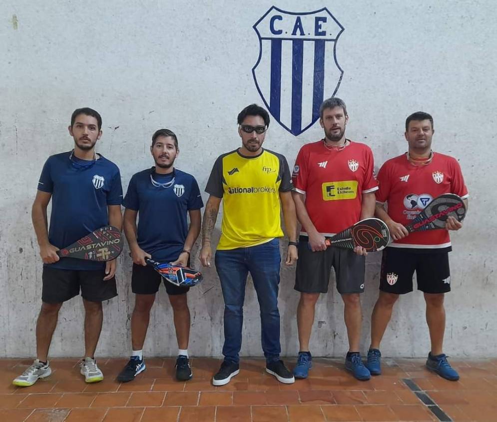 Los protagonistas del desaf&iacute;o junto al rayero.