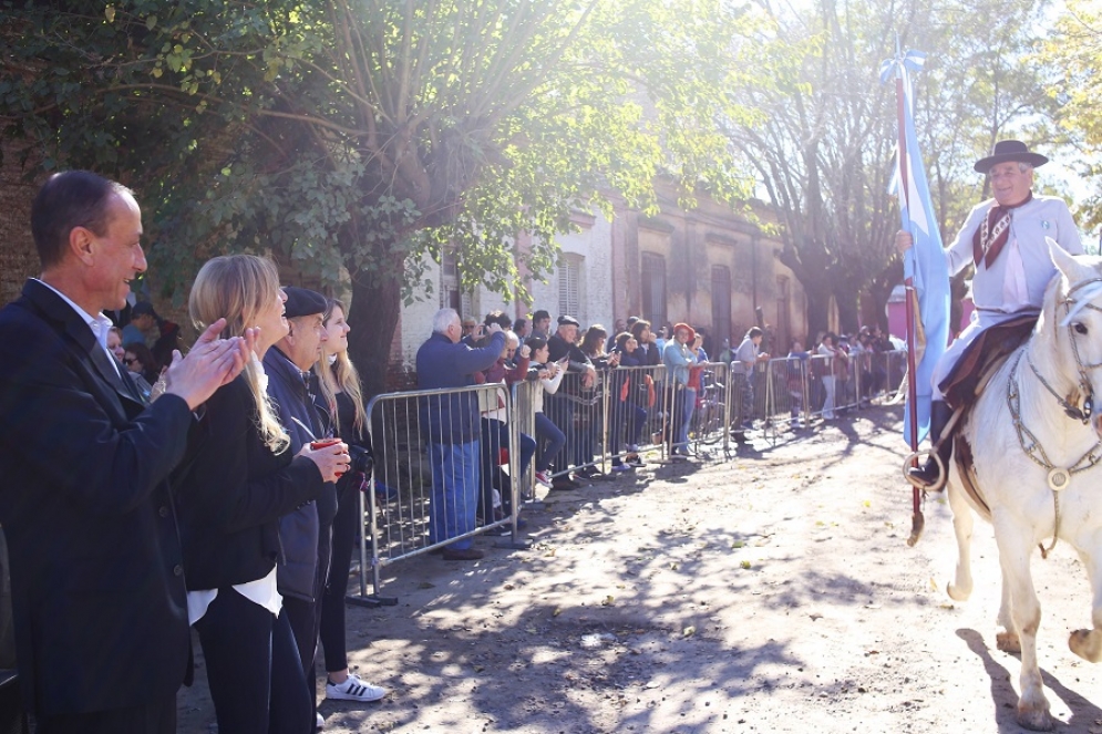 El intendente Arrieta y la jefa de Gabinete Fassi disfrutando del desfile.