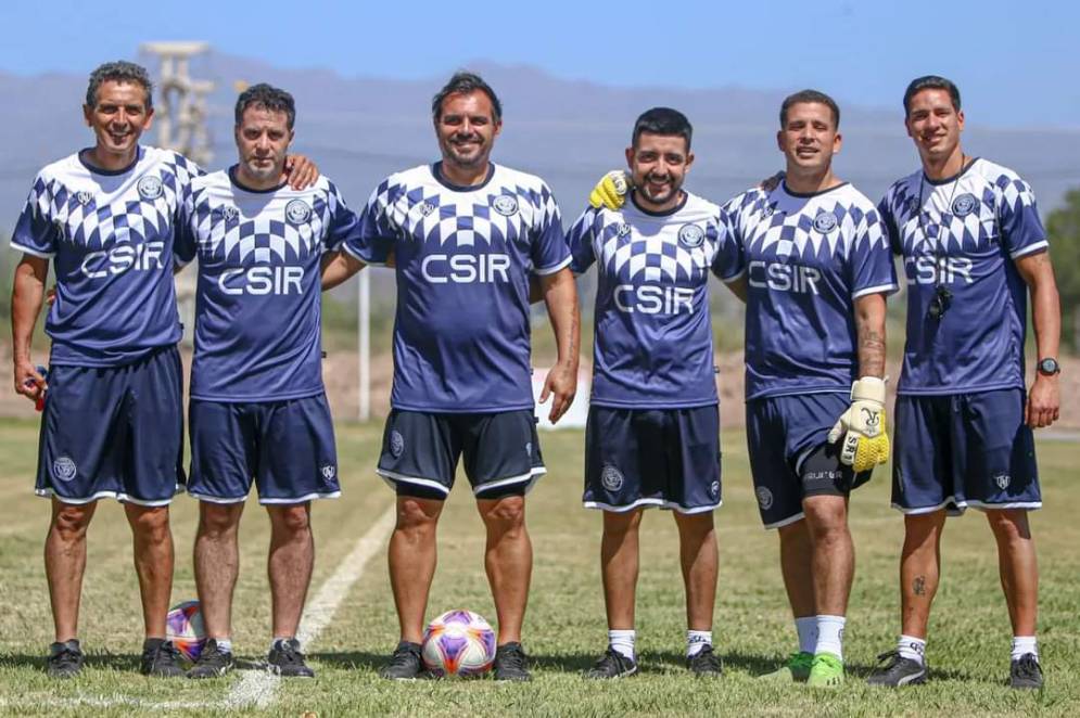 Zermatten, el primero de la izquierda, con la cordillera de fondo.