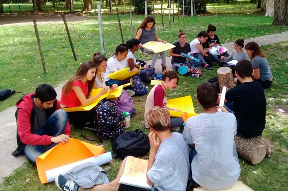 Los alumnos de la Escuela N&deg;11 se sientan en el pasto por la falta de mobiliario.