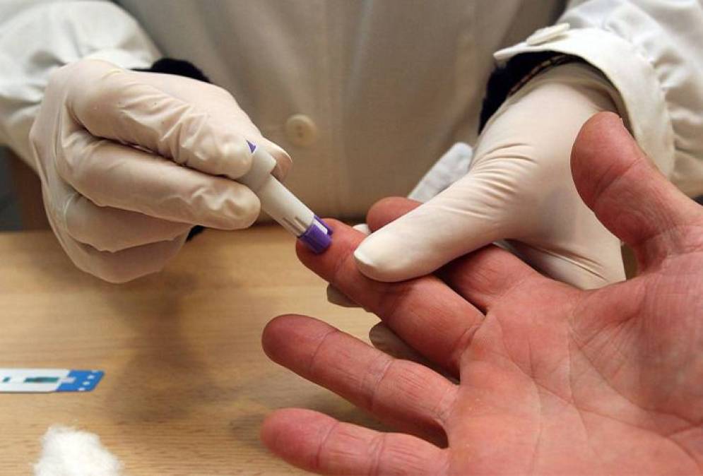 El testeo r&aacute;pido consiste en un pinchazo en el dedo.