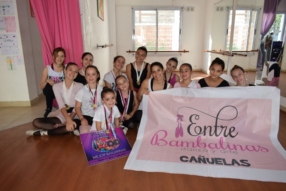 Alumnas de la academia "Entre Bambalinas", que viajaran a Panam&aacute;. 