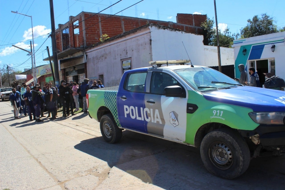 Los tres trabajadores despedidos hace dos meses reclaman en la puerta de la planta ubicada en el Parque Industrial de M&aacute;ximo Paz.