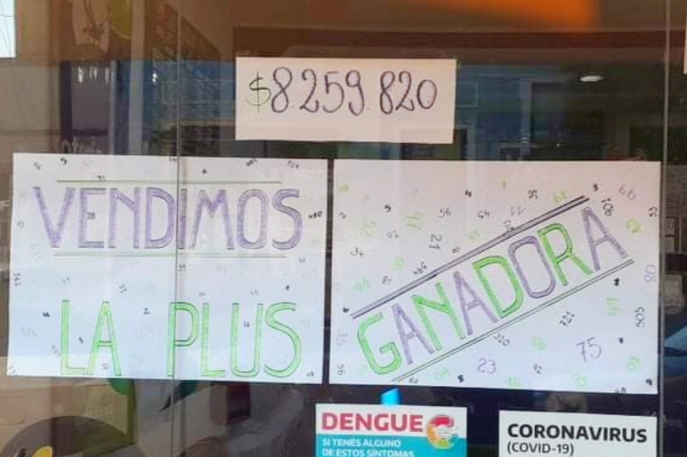 El anuncio de la Agencia Oscar en la vidriera. 