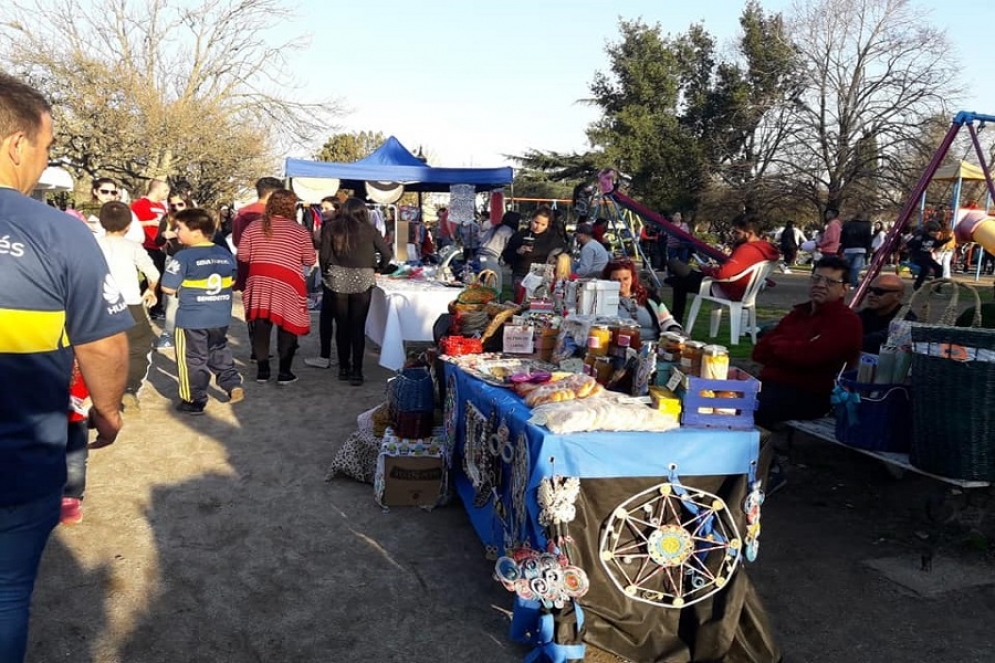 Los vecinos de Ca&ntilde;uelas recorriendo la muestra. 