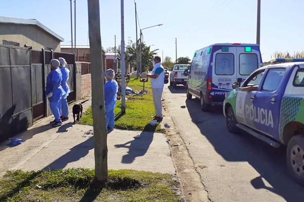La polic&iacute;a y profesionales de la salud asisten a una casa con casos positivos en Trist&aacute;n Su&aacute;rez. FOTO (InfoRegi&oacute;n).