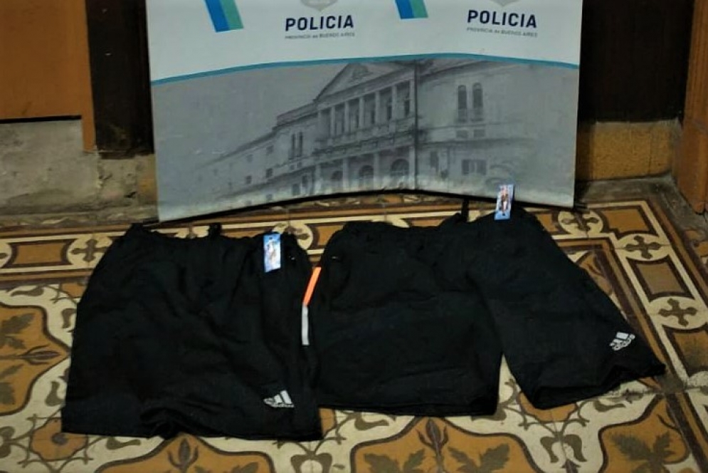 Los dos pantalones "Ardidas" secuestrados.