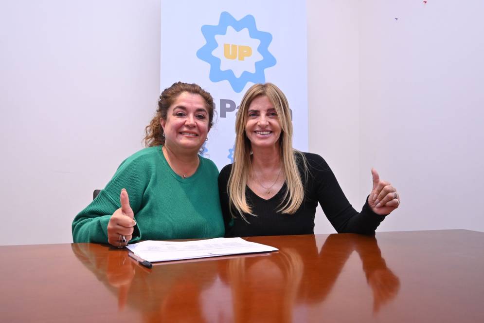 Cardozo cuando firm&oacute; la lista, junto a la intendenta Fassi.