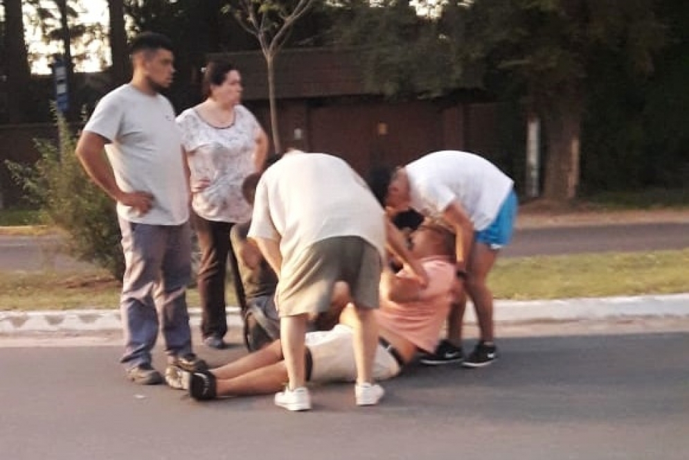 Del Valle asistido por los transe&uacute;ntes.