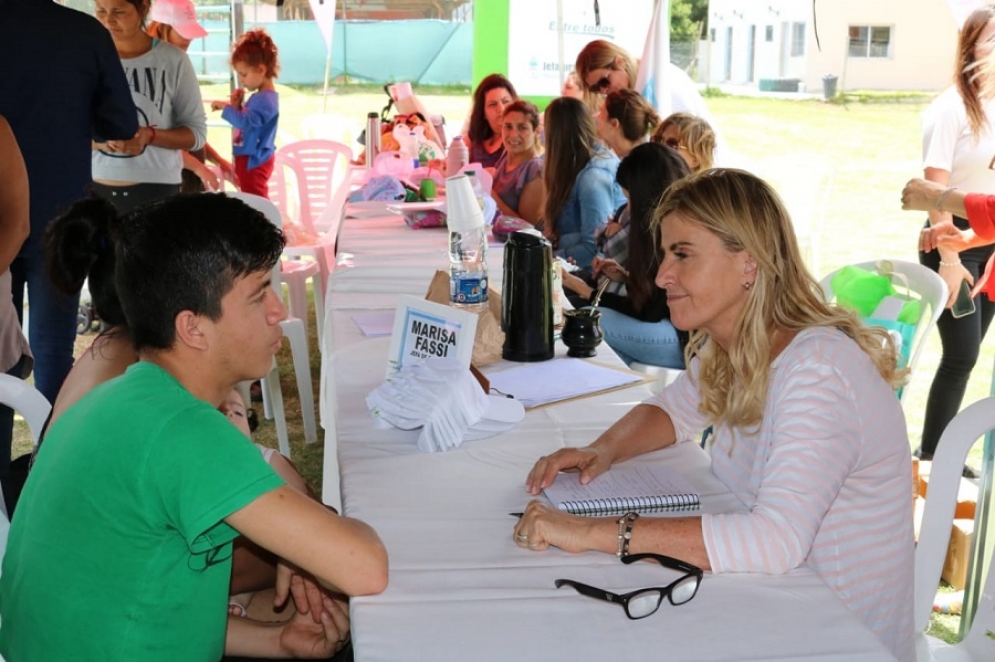 Marisa Fassi atendiendo a los vecinos del barrio Libertad.