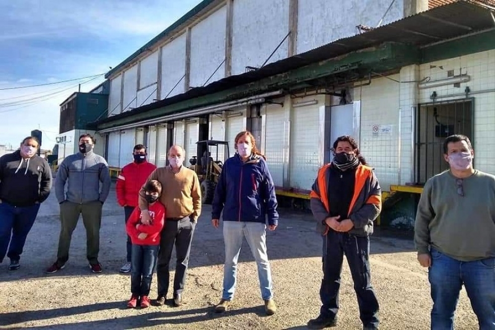El dirigente gremial junto a autoridades de la firma de M&aacute;ximo Paz.
