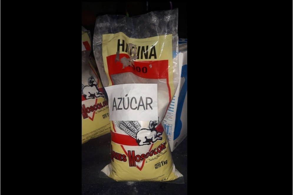 El paquete de "az&uacute;car" entregado por el Consejo Escolar. 