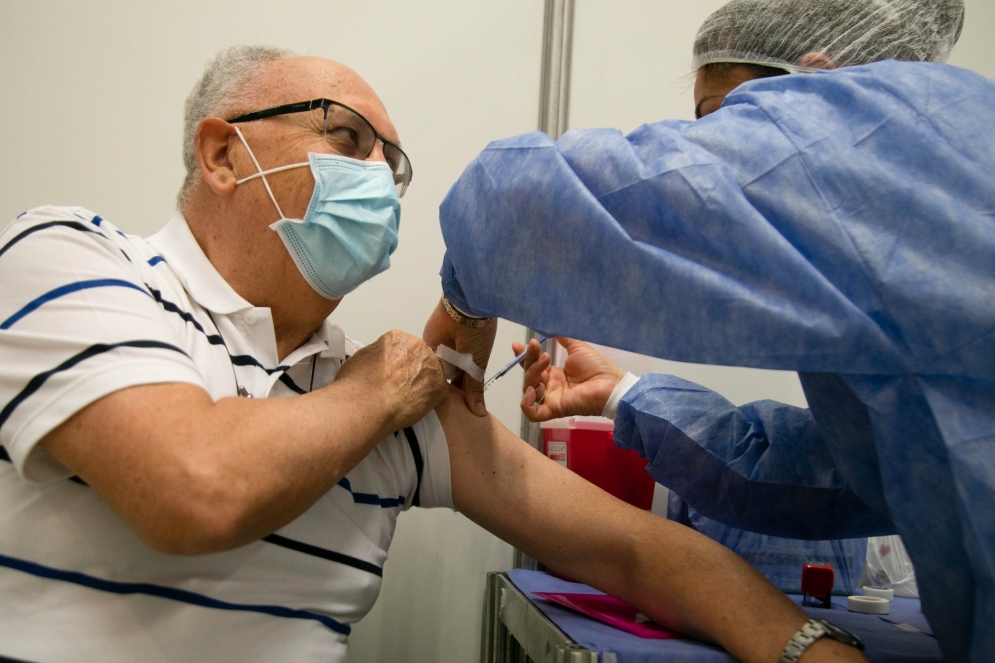 El domingo, los centros vacunatorios del Club San Mart&iacute;n y el Polideportivo de M&aacute;ximo Paz atienden de 9 a 18 horas.